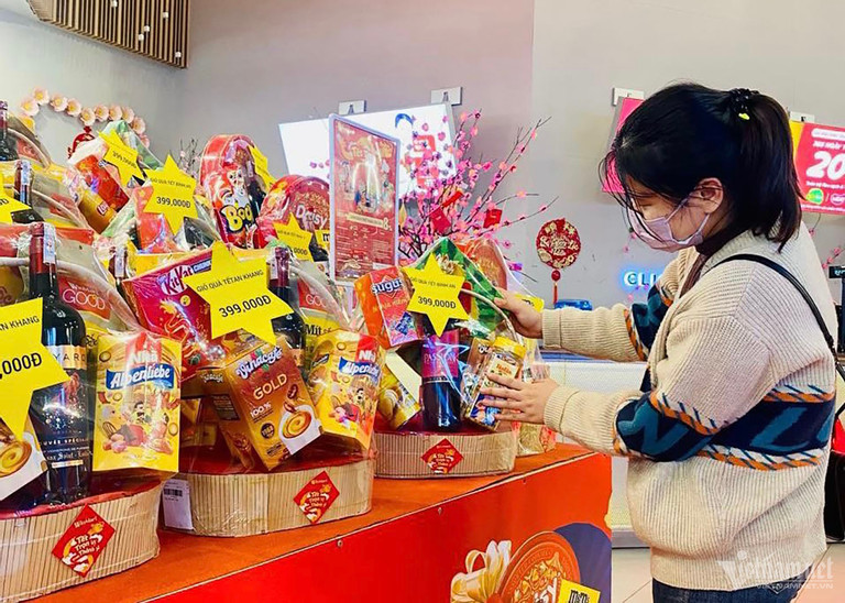 Dân ‘thắt lưng buộc bụng’, quà Tết giá rẻ ‘đắt như tôm tươi’ Dan ‘that lung buoc bung’, qua Tet gia re ‘dat nhu tom tuoi’