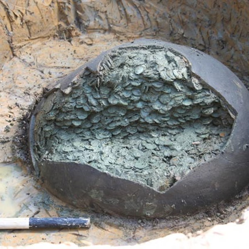 Cách đây không lâu, Dave Crisp, người có niềm đam mê tìm kiếm vật dụng kim loại dưới đất, cũng đã phát hiện một kho báu lớn chưa từng có trước đây trong một chiếc bình đất nung ở gần Frome, Somerset, Anh.