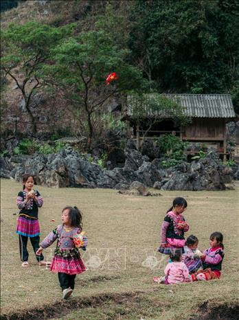 Trẻ em thoải mái nô đùa trong không gian yên bình của Hang Táu.