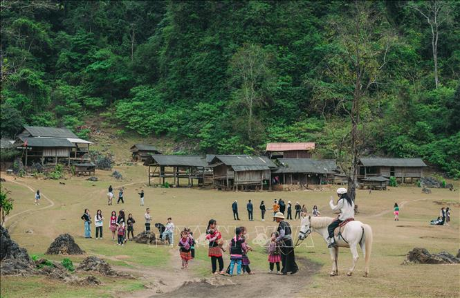 Hang Táu cũng bắt đầu khai thác du lịch và thu vé tham quan với giá 30.000 đồng/khách. Du khách tới đây có thể thuê trang phục để chụp hình, cưỡi ngựa, check-in và lưu ý không xả rác bừa bãi, chung tay giữ gìn cảnh quan và môi trường xung quanh.