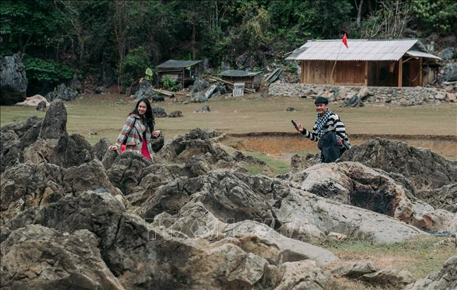 Khách du lịch lựa chọn những khung hình đẹp chụp ảnh lưu niệm tại Hang Táu.