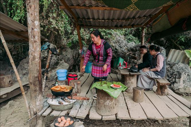 Bánh sắn Mộc Châu là món ăn địa phương mà du khách nên ăn thử khi đến với Hang Táu.
