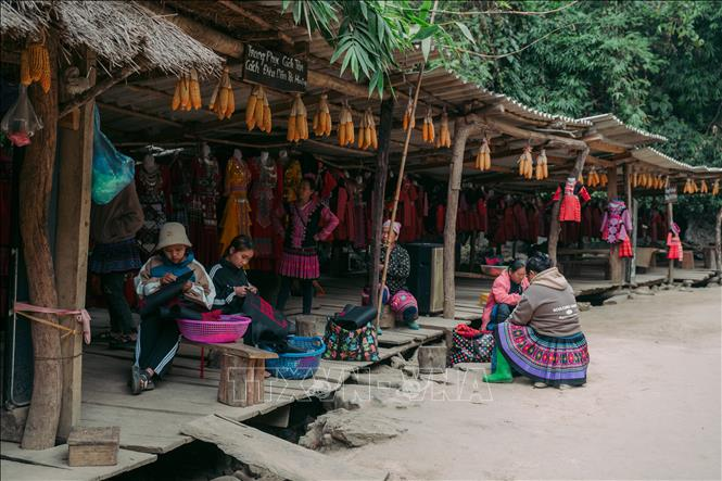 Những sạp hàng cho thuê quần áo của người H’Mông phục vụ du khách.