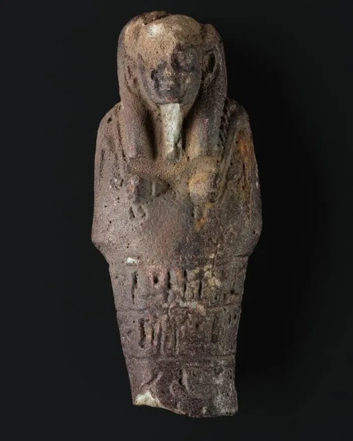 Trong quá trình đào, anh ta tìm thấy một kho báu cổ vật Ai Cập có từ gần 4.000 năm trước.