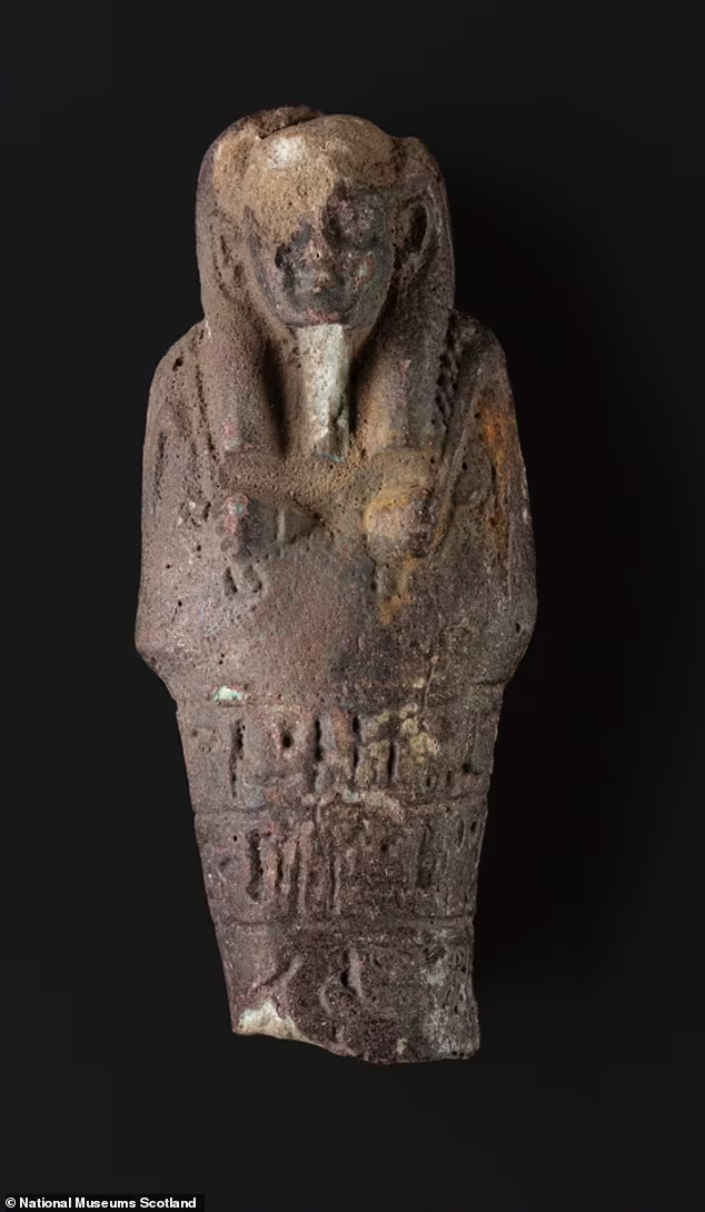 Sự phát hiện này đã mở ra chuỗi khám phá về kho báu Ai Cập cổ đại, với 17 bức tượng đồng Ai Cập cổ khác từ các thời kỳ khác nhau được khai quật ở cùng một nơi, Melville House.