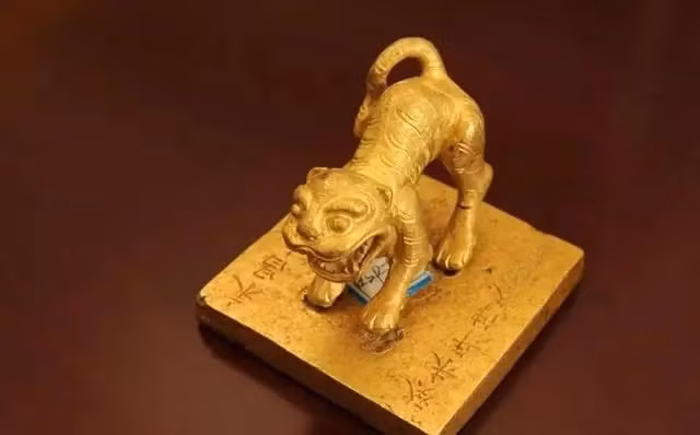 Năm 2013, anh Tống đã phát hiện một con hổ vàng dưới đáy sông, sau đó tìm được một khối vàng khác có dấu của "tướng quân Vĩnh Xương". (Ảnh minh họa)