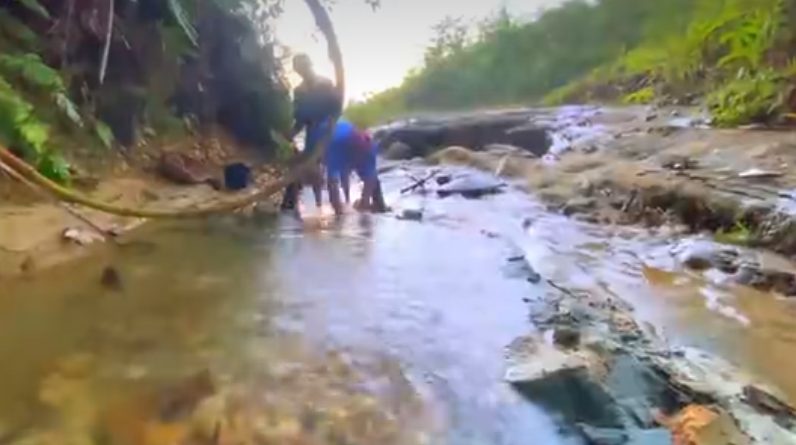 Do hám lời và thiếu hiểu biết nên một số người dân, trong đó có anh Tống, đã đến sông Mân để tìm kiếm báu vật.