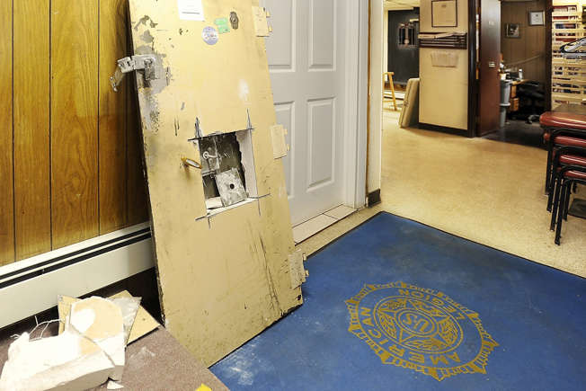 Cặp đôi đã chia sẻ sự việc trên Reddit, nhấn mạnh họ không biết làm thế nào mặt nạ lại ở đó. Họ cảm thấy sợ hãi và không thể giữ lại nó, nhưng cũng không muốn bán vì lo ngại mang lại điều không may.