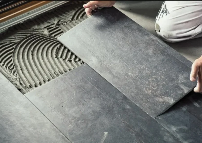 Mặt nạ được mô tả là có mí mắt hơi hé mở và khuôn mặt trung niên, không có lông mày. Mặt nạ có một chiếc móc nhỏ để treo lên.