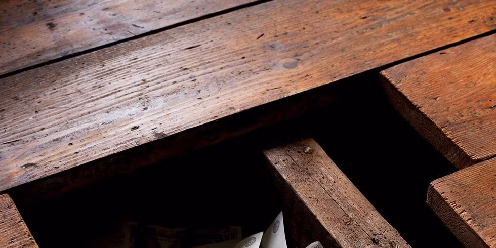 Sự xuất hiện của chiếc mặt nạ này đã gây ra tranh cãi trên mạng xã hội. Một số người khuyên họ nên liên hệ với các cửa hàng đồ cổ hoặc bảo tàng để giải quyết vấn đề này.