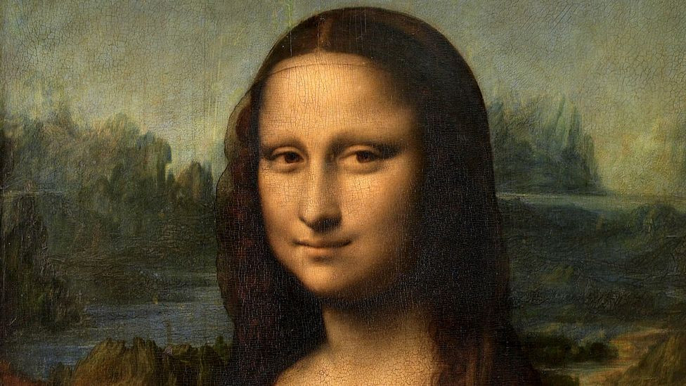 5. Mona Lisa có thể đã mang thai: Có ý kiến cho rằng Mona Lisa có thể đang mang thai khi được vẽ, dựa trên chiếc khăn quàng mỏng và kiểu tóc che mặt.