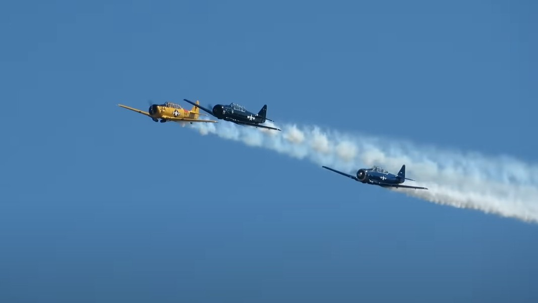 Cứ mỗi thứ 7 hàng tuần, nhiều người tập trung ở đường băng, bay theo từng nhóm tới các sân bay địa phương để… ăn sáng, trò chuyện