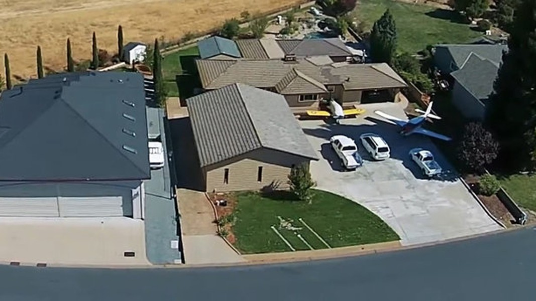 Hầu hết các gia đình ở Spruce Creek có mức thu nhập cao và sở hữu ít nhất một chiếc máy bay