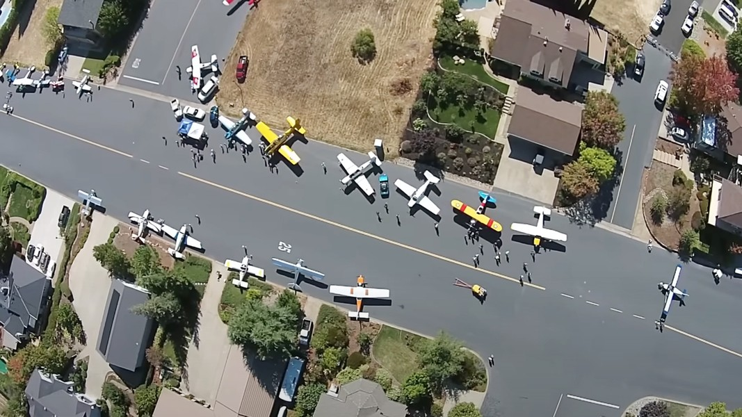 Chính vì thế, ngày này trở thành truyền thống của thị trấn với tên gọi Saturday Morning Gaggle