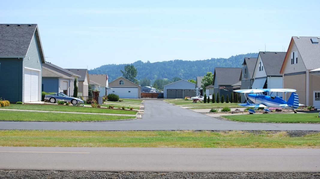 Để trở thành cư dân sinh sống tại đây, phải có tiền mua nhà, máy bay và chịu được tiếng ồn của động cơ máy bay