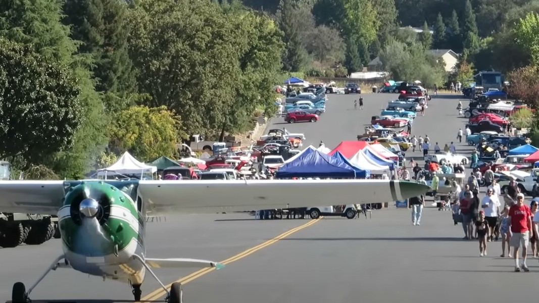 Đa phần cư dân ở đây là phi công chuyên nghiệp, số còn lại gồm bác sỹ, luật sư...