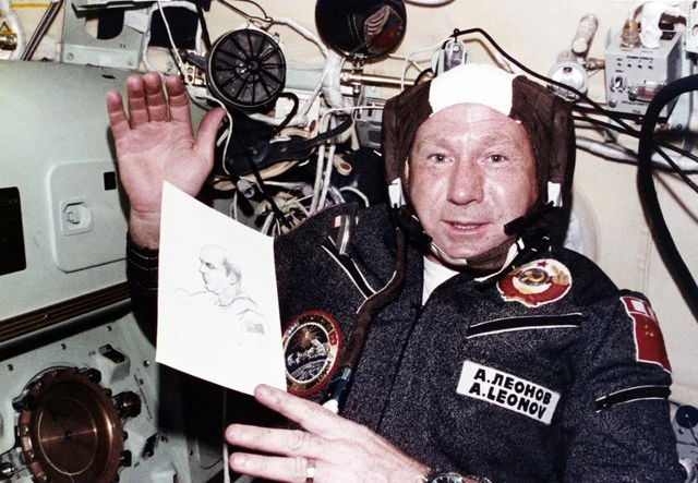 Aleksey Leonov – phi hành gia nổi tiếng của Liên Xô - là một trong những người đầu tiên thám hiểm không gian cho rằng, sự sống ngoài Trái đất ít nhất có thể được chứng minh gián tiếp thông qua sự tồn tại của sao chổi.