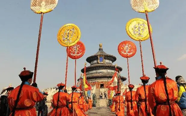 Trong xã hội phong kiến Trung Quốc, lễ cúng bái thiên địa và thần linh là quan trọng. Thiên Đàn là nơi Hoàng đế nhà Minh và nhà Thanh thực hiện lễ tế trời đất. Trước tế lễ, Hoàng đế phải đi qua cầu Đan Bệ để chuẩn bị, và cả quá trình này đòi hỏi thể lực tốt.