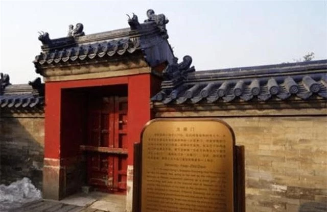 Trong Tử Cấm Thành có một cánh cổng bí ẩn nằm trong khuôn viên Thiên Đàn, đã được niêm phong và chỉ có Hoàng đế Càn Long từ nhà Thanh là người duy nhất bước qua. Bí mật đằng sau cánh cổng được ghi lại trên một tấm bia ngoài cổng.