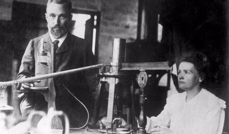 Marie Curie xuất sắc trong học tập mặc dù phải đối mặt với sự phân biệt giới tính trong lĩnh vực khoa học.