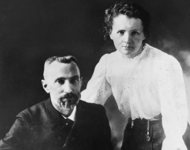 Cùng với chồng, Pierre Curie, bà phát hiện ra hai nguyên tố mới là radium và polonium. Những khám phá này mang lại cho họ giải Nobel Vật lý năm 1903.
