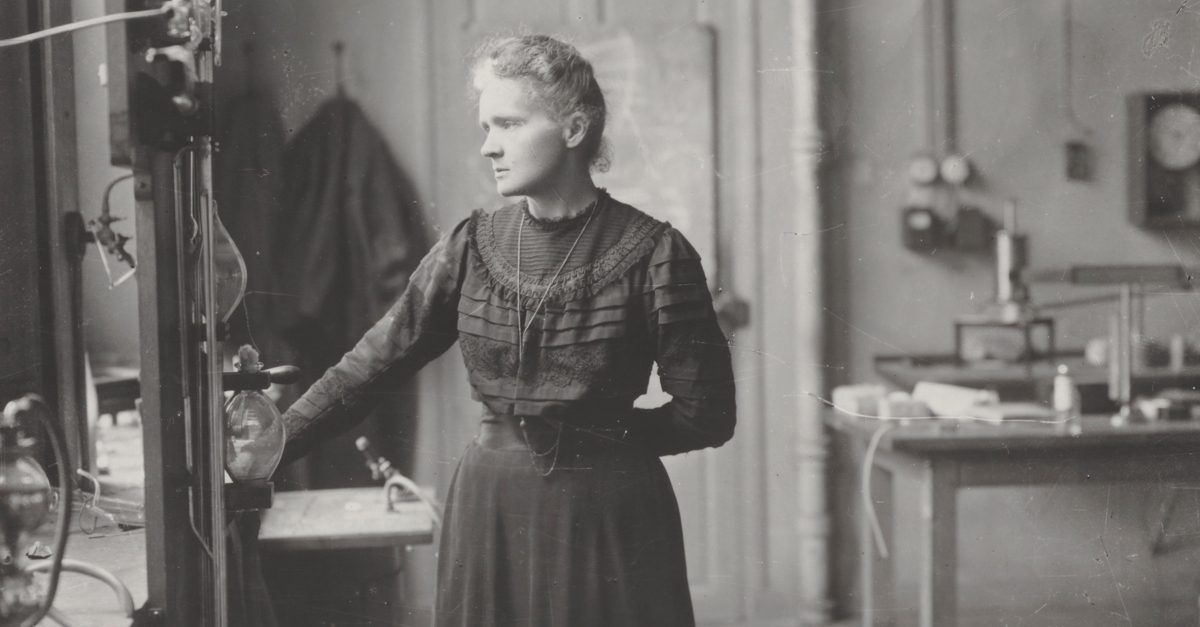 Marie Curie còn nhận giải Nobel Hóa học năm 1911 với công trình về việc phân lập radium nguyên chất.