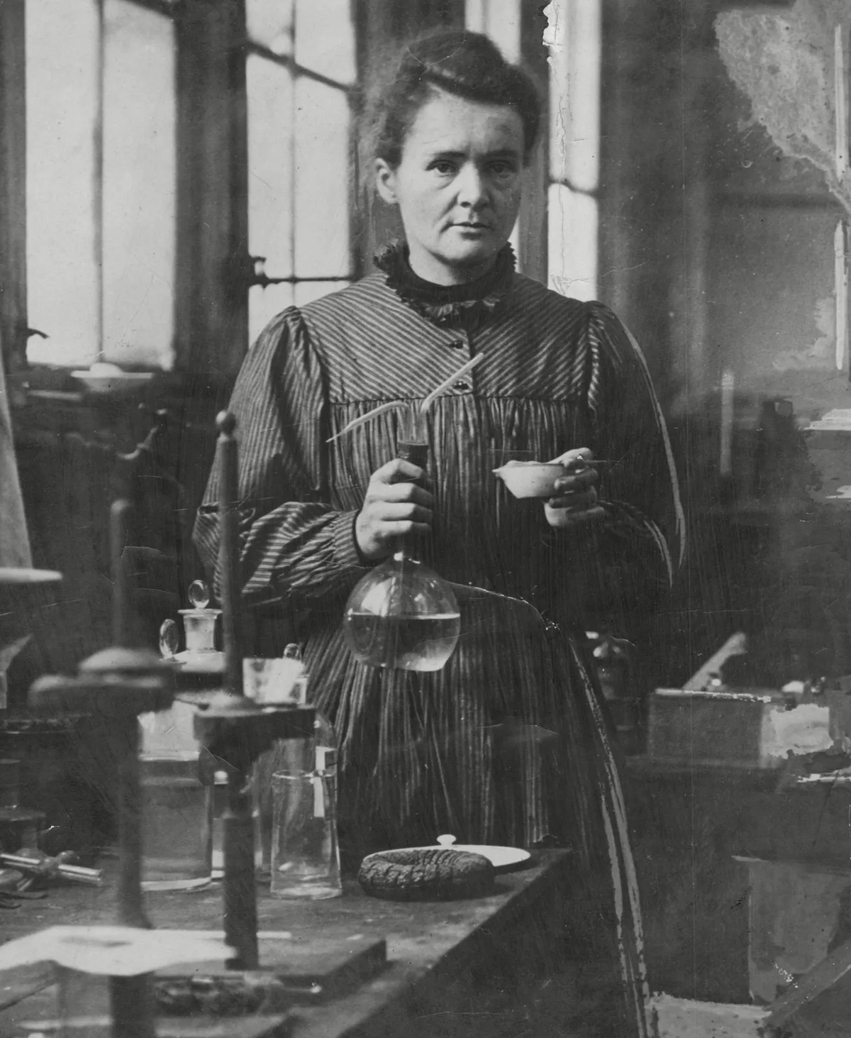  Marie Curie, được biết đến là "mẹ đẻ của vật lý hiện đại", đã đoạt giải Nobel hai lần và là người duy nhất đoạt Nobel ở cả hai lĩnh vực Vật lý và Hóa học.