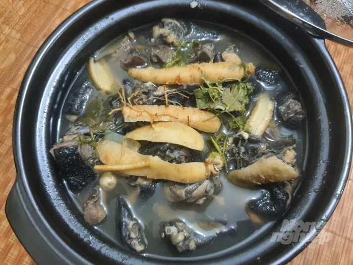 Thịt của gà mặt quỷ được cho là thơm ngon, săn chắc, ít chất béo, và chứa nhiều sắt, có nhiều người tin rằng nó có lợi cho sức khỏe và mang lại may mắn. (Ảnh: Nông nghiệp)