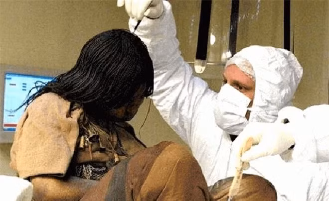 Thi hài của cô được bảo toàn tốt, với mái tóc đen óng mượt và khuôn mặt xinh đẹp.