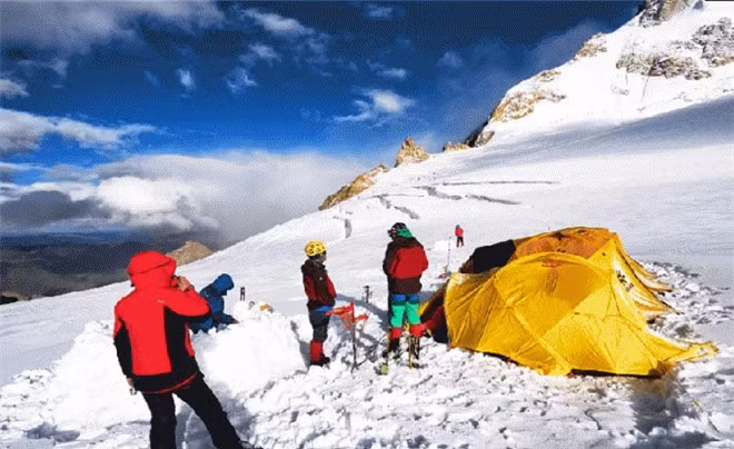 Mới đây, một thiếu nữ 15 tuổi đã bị đóng băng suốt 500 năm, được tìm thấy trong một ngôi mộ cổ ở dãy núi Andes, Nam Mỹ, khiến các nhà khảo cổ ngạc nhiên vì trạng thái sống động của cô.