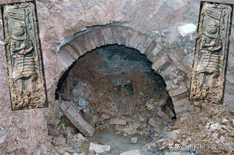 Trong quá trình điều tra, họ phát hiện ra nhiều văn vật quý giá đã bị lấy đi và giấu tại những ngôi nhà ở Từ Châu và Giang Tô. Các vật chứng trong lăng mộ, cùng với cục pin sản xuất năm 2010, đặt ra nhiều nghi vấn về nguyên nhân và kế hoạch của bọn mộ tặc.