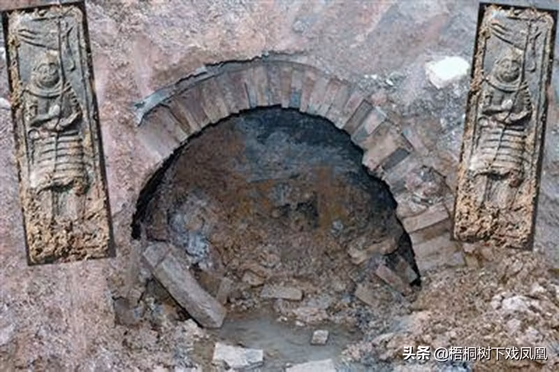 Trong quá trình điều tra, họ phát hiện ra nhiều văn vật quý giá đã bị lấy đi và giấu tại những ngôi nhà ở Từ Châu và Giang Tô. Các vật chứng trong lăng mộ, cùng với cục pin sản xuất năm 2010, đặt ra nhiều nghi vấn về nguyên nhân và kế hoạch của bọn mộ tặc.