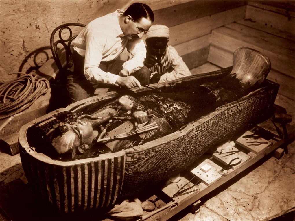 Năm 1922, nhà Ai Cập học người Anh Howard Carter cùng các đồng nghiệp đã tìm thấy lăng mộ của pharaoh Ai Cập Tutankhamun ở Thung lũng các vị vua của Ai Cập.