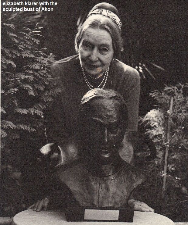 Elizabeth Klarer, sinh năm 1910 tại Nam Phi, từng là phi công và làm việc cho cơ quan tình báo Không quân Nam Phi trong Thế chiến thứ Hai.