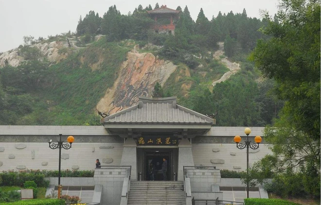 Có tới 15 phòng trong ngôi mộ, chia thành phòng ngủ, phòng khách, phòng bếp và thậm chí cả chuồng cho ngựa.