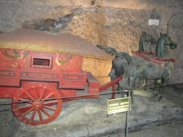 Lăng mộ này được xác định là của Sở Nguyên Vương – Lưu Giao, vị vua thứ hai của nước Sở.