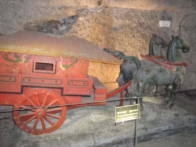 Lăng mộ này được xác định là của Sở Nguyên Vương – Lưu Giao, vị vua thứ hai của nước Sở.