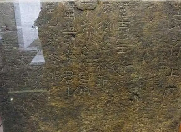 Ông không sử dụng biện pháp phòng ngừa truyền thống như đặt bẫy hoặc xây mộ giả, mà đã cố gắng bằng lời cầu xin đặc biệt để ngăn ngừa trộm mộ.