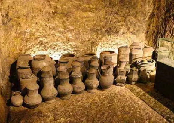 Theo giới khảo cổ, ngôi mộ của Sở Nguyên Vương không chỉ là một điểm khảo cổ thú vị mà còn chứa đựng nhiều bí ẩn chưa được giải đáp, được so sánh như "Kim tự tháp của phương Đông".