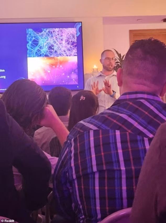 David Grusch, người từng làm việc trên một vật thể bay không xác định (UAP) dài 12m, cho biết nó có khả năng điều khiển không gian, thời gian và cung cấp năng lượng đủ cho 70.000 ngôi nhà mỗi năm.