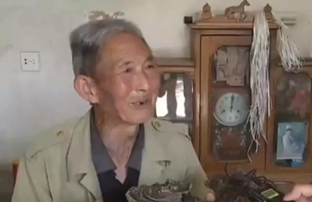 Một lão nông 80 tuổi ở Trung Quốc phát hiện một vật thể lạ khi đang tưới nước cho cây trồng. Khi tiếp xúc với nước, vật thể nhanh chóng thay đổi màu sắc và kích thước, trở nên lớn hơn. Ông cho rằng đó có thể là "Thái Tuế" có giá trị lớn.