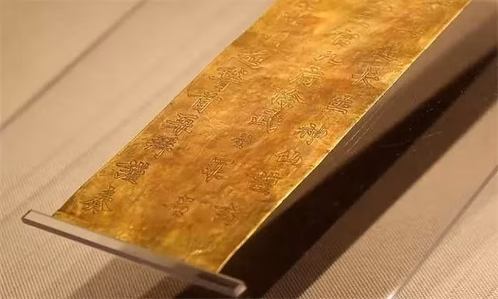 Sau khi nghiên cứu, miếng vàng được xác định là một "đồng bì" từ thời nhà Đường, ghi lại những hoạt động của Võ Tắc Thiên.