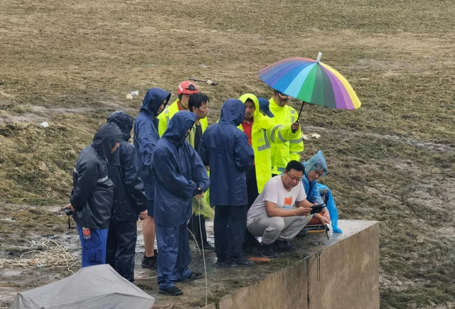 Chính quyền địa phương đã huy động đội trục vớt, nhưng không thành công trong việc bắt được con cá này. Do lo ngại về tác động của cá láng lớn Bắc Mỹ đối với hệ sinh thái của hồ Vân Thiện, chính quyền đã quyết định rút cạn nước hồ.