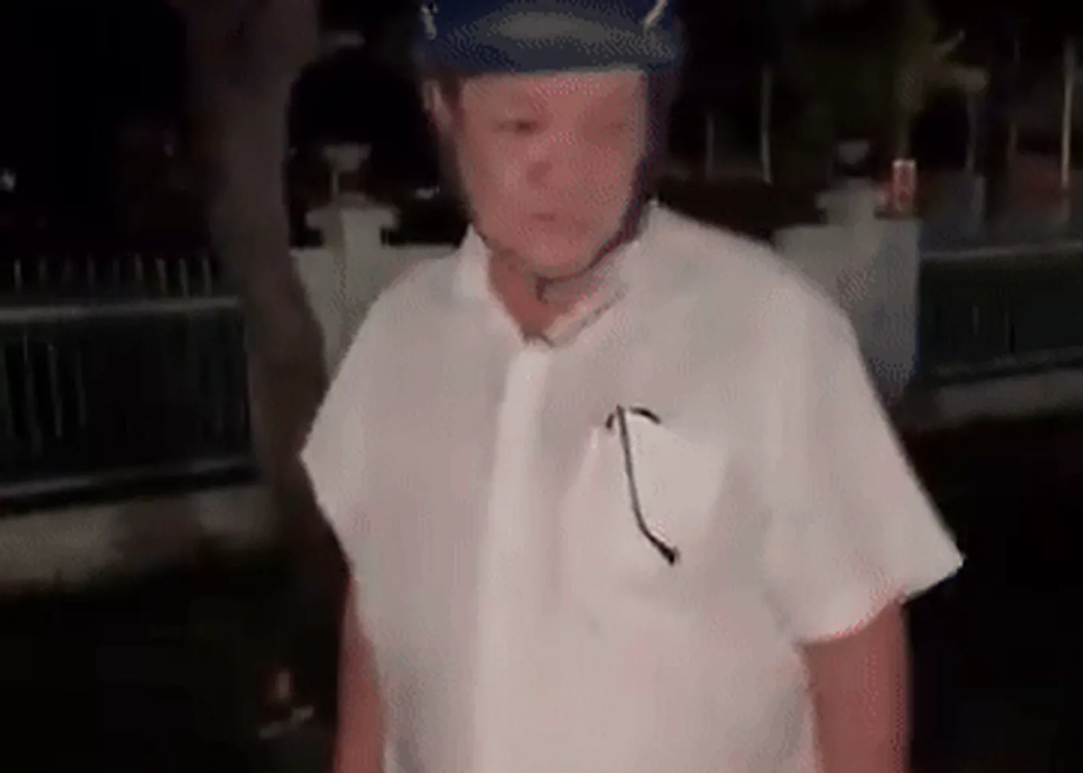 Nguoi xung can bo toa an khong chiu do do con, lien tuc van xin