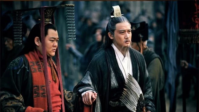 Tuy Gia Cát Lượng có khả năng chiến lược đa mưu, nhưng khi Tào Ngụy sử dụng danh nghĩa thiên tử để lệnh cho các chư hầu, với sự thông thạo về binh lược, đầy đủ nguồn lực và nhân tài, Gia Cát Lượng một mình không thể so sánh được. Do đó, nước Thục Hán chỉ có thể rút lui khỏi Trung Nguyên và tự lập ở Thục, nhưng luôn gặp thất bại liên miên.