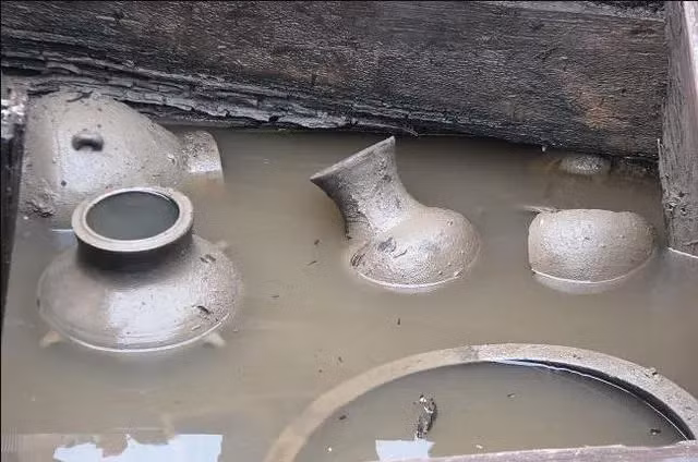 Các nhà khảo cổ sau đó khám phá lăng mộ và tìm thấy 15 bức tượng gốm, 5 bình gốm, 20 bát gốm, và 1 gương bằng đồng.