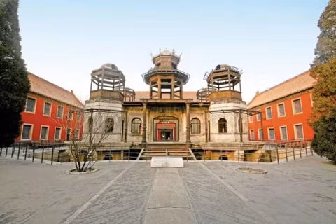 Là một trong những nơi đáng sợ nhất Tử Cấm Thành, Cung Diên Hi đã trải qua nhiều trận hỏa hoạn, đặc biệt là trận hỏa hoạn năm thứ 25 khiến cung thành đổ nát.