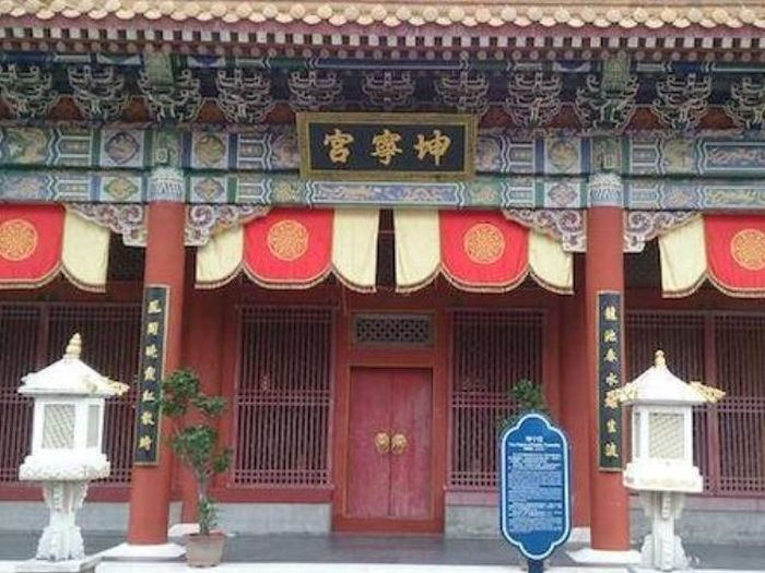 Được biết đến với biệt danh "cung điện bất an", nơi này được cho là phát ra tiếng ma quỷ và tiếng lợn kêu khi bị thịt.