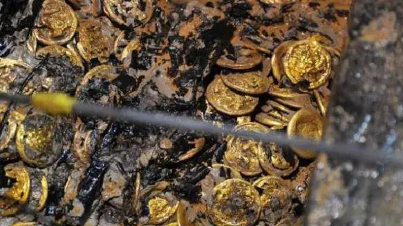 Ông Trương đã đem 102 kg vàng này đến ngân hàng để bán. Tuy nhiên, nhân viên ngân hàng nghi ngờ về nguồn gốc của vàng và báo cáo cho Cục Di sản Văn hóa Trung Quốc.