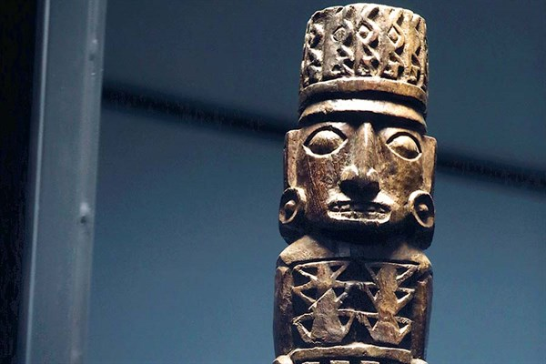 Ngôi mộ nằm gần Lima tại địa điểm khảo cổ Pachacamac, thuộc nền văn hóa Wari, có niên đại từ năm 800 đến năm 1100.